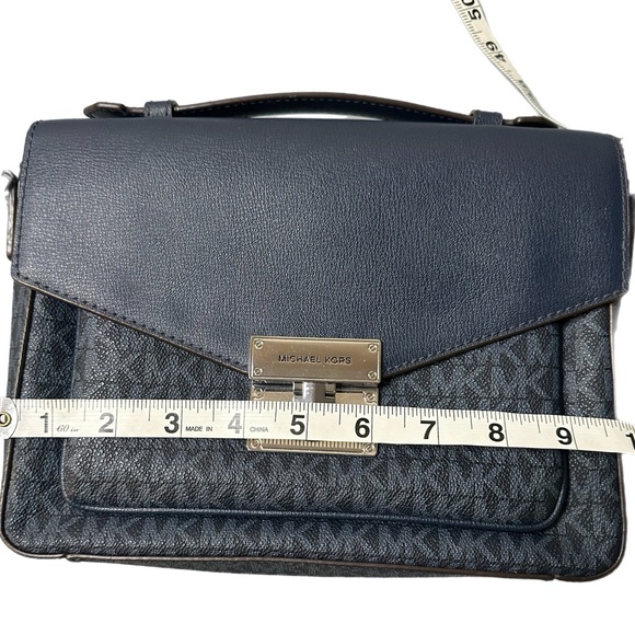 Michael Kors Blue shoulder purse, beautiful on the inside, silver clasp outside - Picture 7 of 10